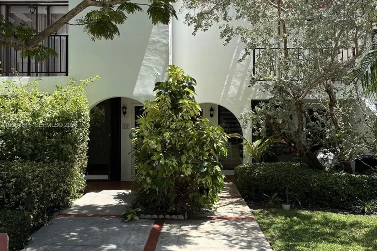 Condo in Key Biscayne: photo 1 of 27