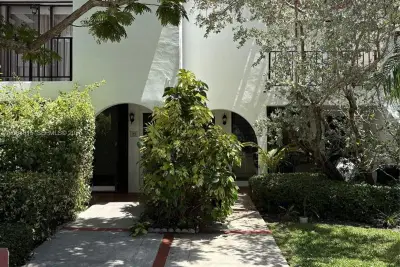 Condo in Key Biscayne: photo 1 of 27