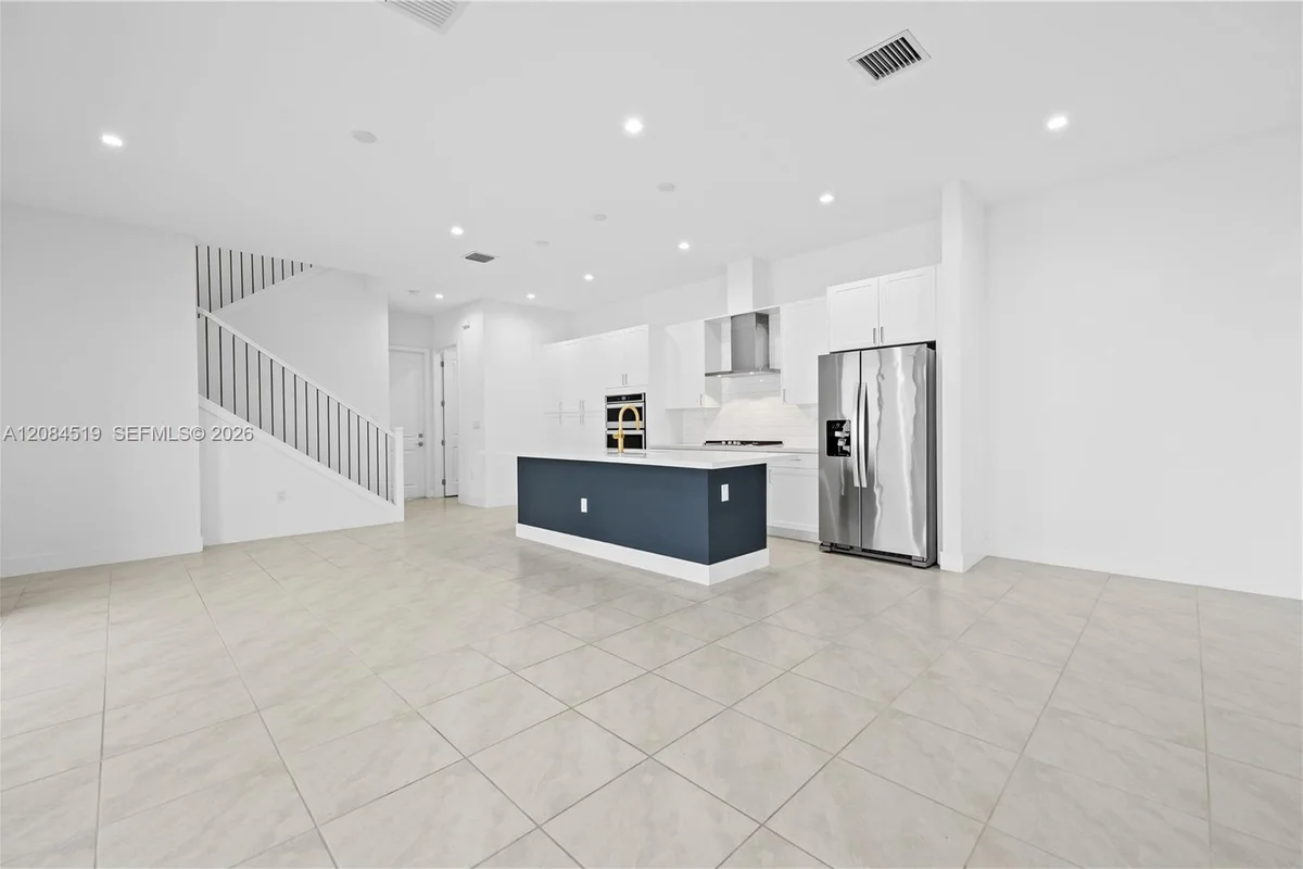 4402 NW 81st Ave, Doral: photo 1 of 33