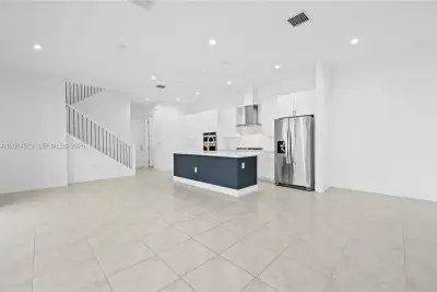 4402 NW 81st Ave, Doral: photo 1 of 33