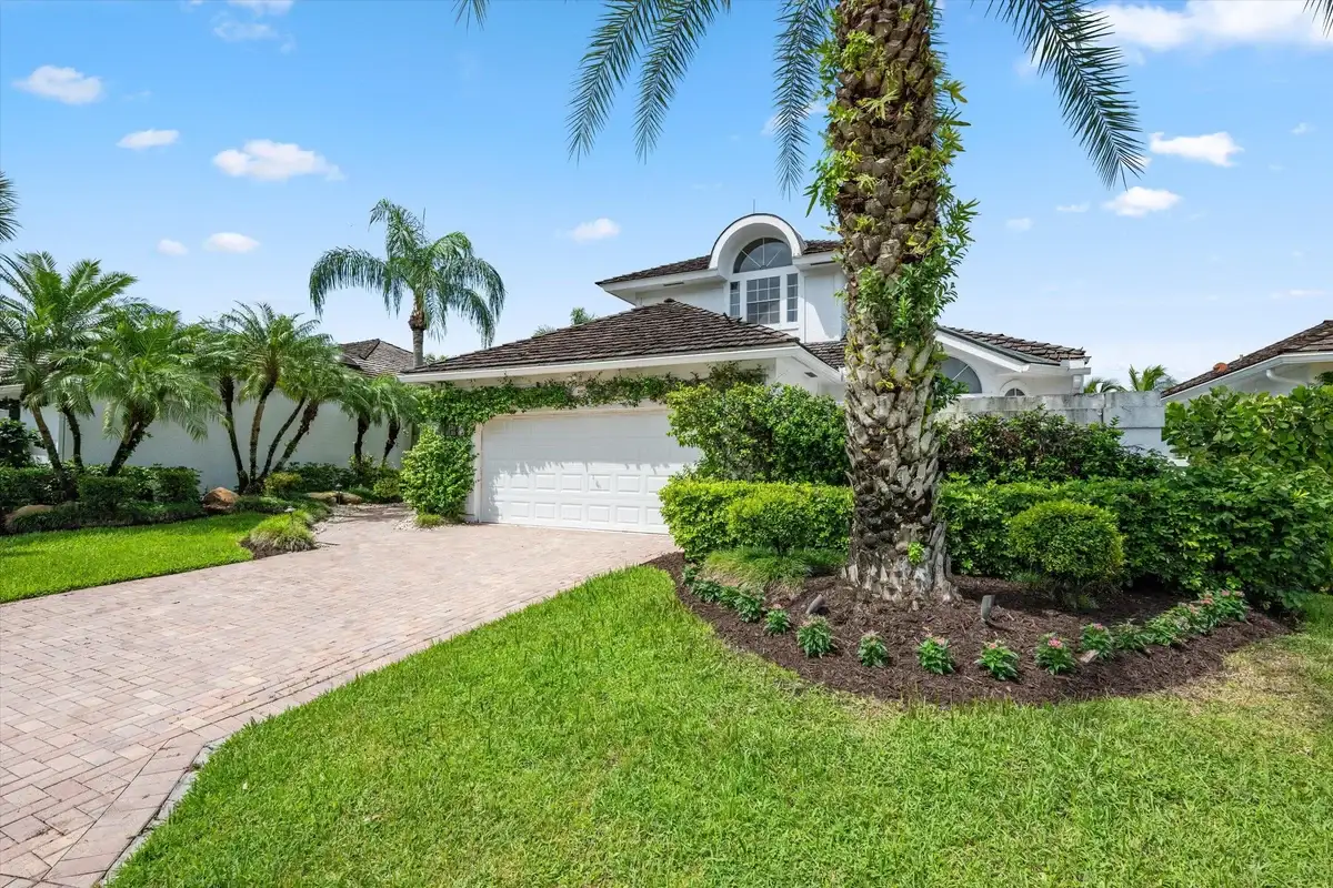 2467 Muir Cir, Wellington: photo 1 of 29