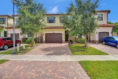 5804 NW 46th Ln, Tamarac: photo 1 of 37
