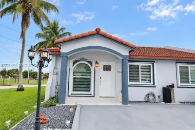 7548 NW 173rd Ter, Hialeah: photo 1 of 15