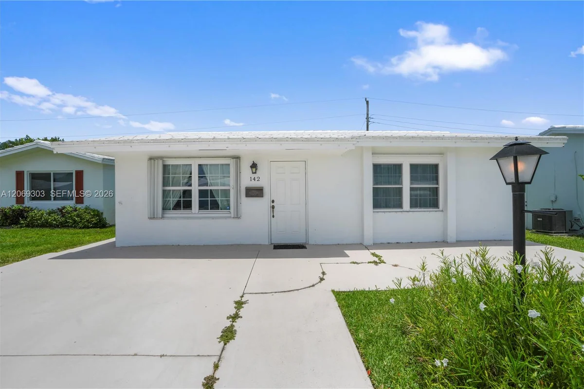 142 NW 10th Ct, Boynton Beach: photo 1 of 33