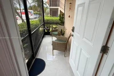 331 Lakeview Dr #101, Weston: photo 1 of 11