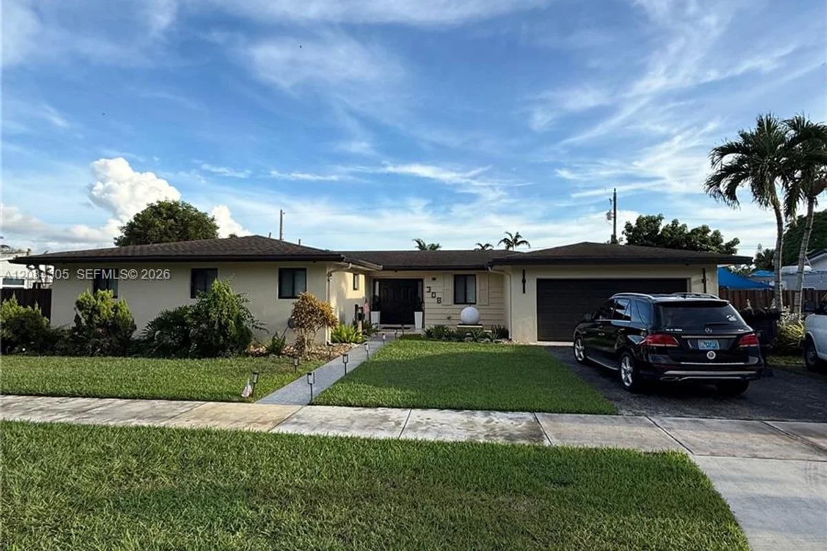 308 NW 19th St, Homestead: photo 1 of 12