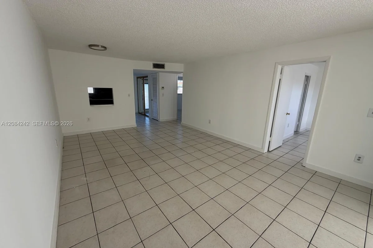 8600 Sunrise Lakes Blvd #211, Sunrise: photo 1 of 15