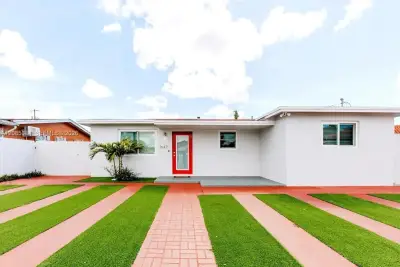 1647 NW 29th Ave #1, Miami: photo 1 of 8