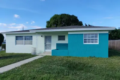1496 W 32nd St, West Palm Beach: photo 1 of 16