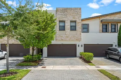 7923 NW 104th Ct, Doral: photo 1 of 38