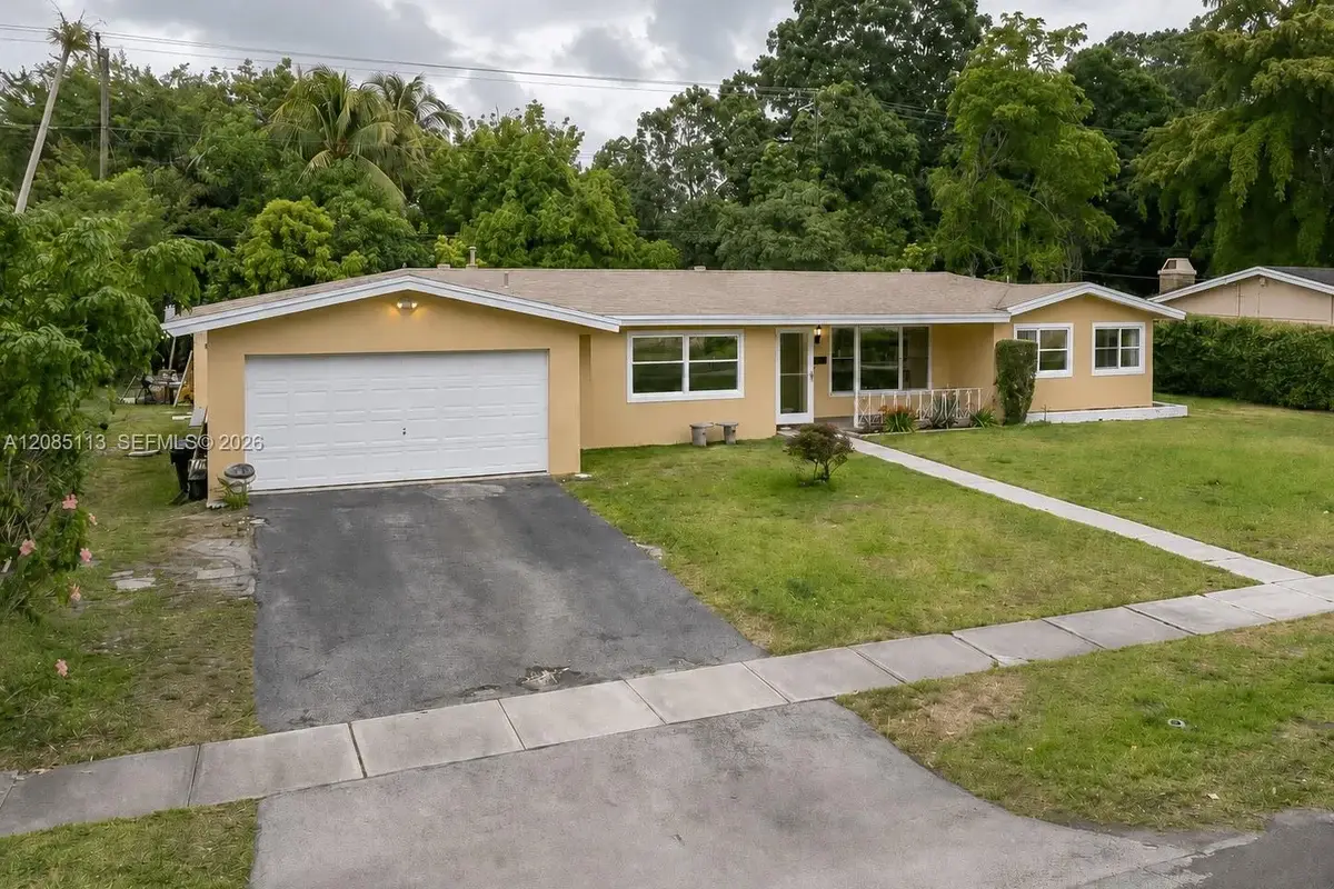 890 NW 65th Ave, Plantation: photo 1 of 25