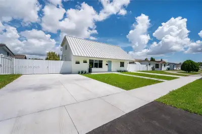 9361 SW 27th St, Miami: photo 1 of 21