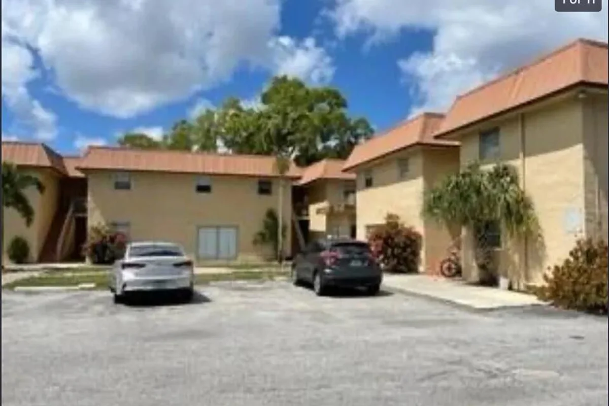 1550 NW 15th St #8, Boca Raton: photo 1 of 11