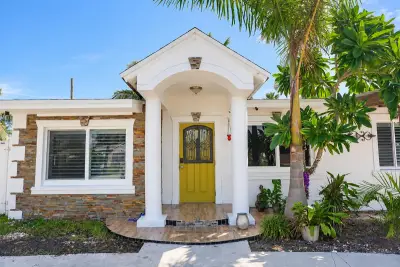 2574 NE 14th Ter, Pompano Beach: photo 1 of 17