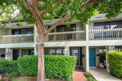 2835 NE 60th St, Fort Lauderdale: photo 1 of 33