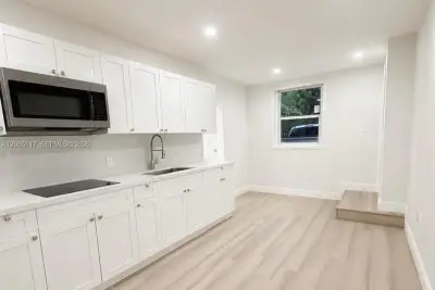 600 NW 108th St #2, Miami: photo 1 of 11
