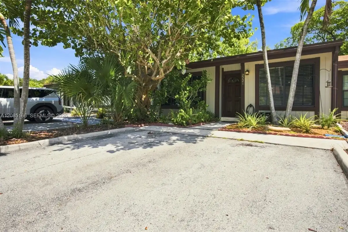 2221 Buttonwood Ave, Pembroke Pines: photo 1 of 27