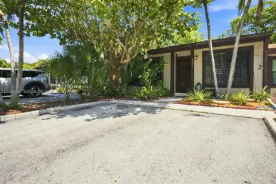 2221 Buttonwood Ave, Pembroke Pines: photo 1 of 27