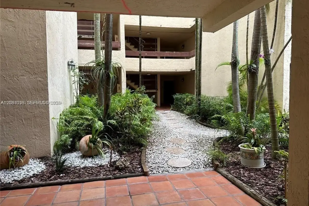 12455 SW 93rd Ter #204T, Miami: photo 1 of 14