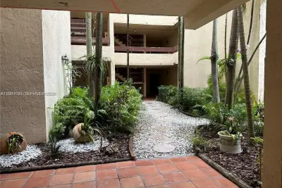 12455 SW 93rd Ter #204T, Miami: photo 1 of 14