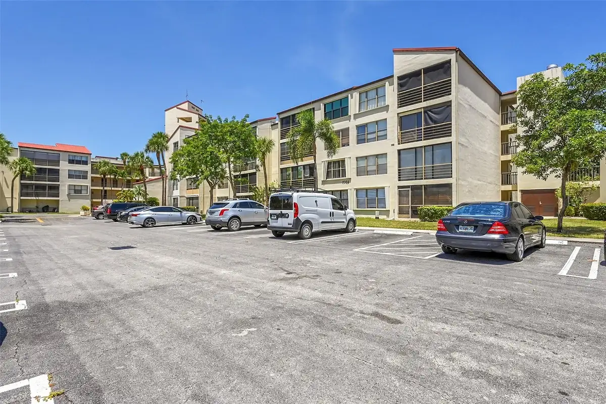 2304 S Cypress Bend Dr #512, Pompano Beach: photo 1 of 23