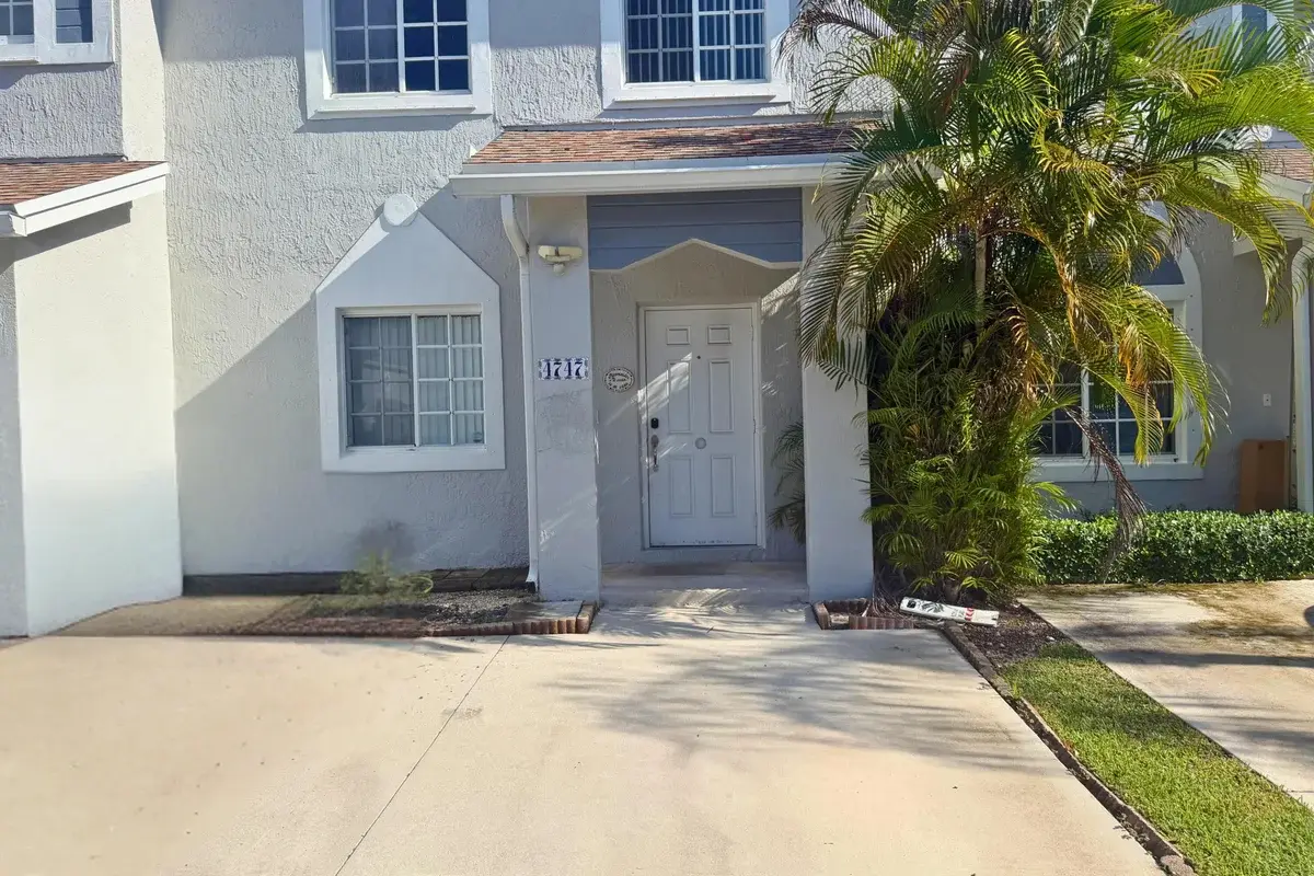 4747 SW 14th St, Deerfield Beach: photo 1 of 20