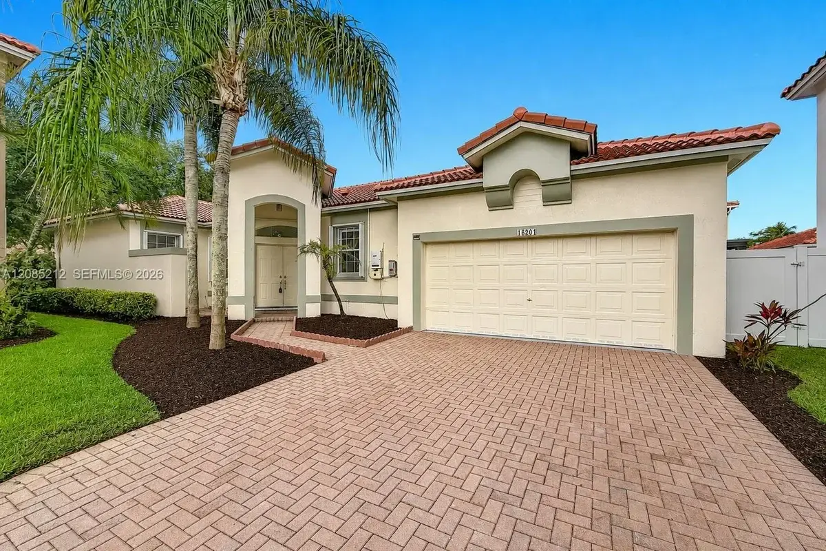 House in Weston: photo 1 of 38