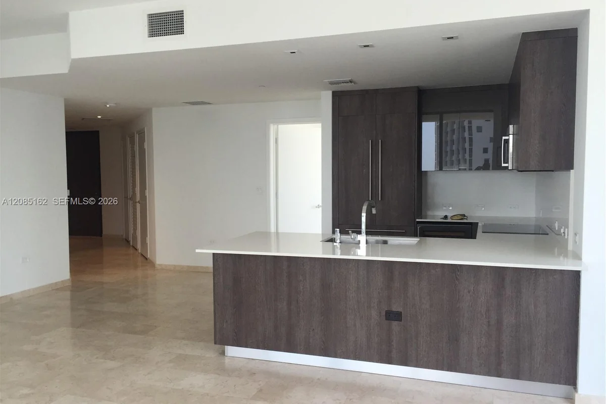 68 SE 6th St #2202, Miami: photo 1 of 18
