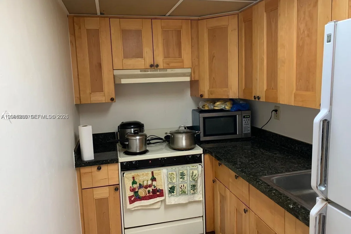 4725 NW 7th St #203-3, Miami: photo 1 of 7