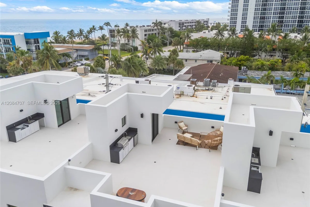 3226 NE 7th St, Pompano Beach: photo 1 of 35
