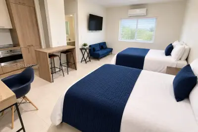 245 NE 33rd St #103, Miami: photo 1 of 11