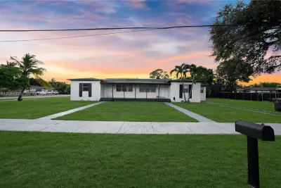 11702 NW 1st Ave, Miami: photo 1 of 35