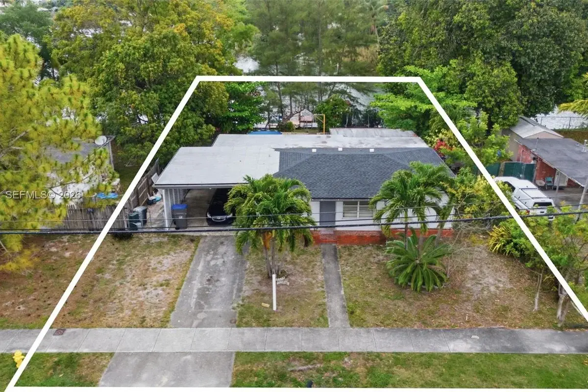 4621 SW 31st Dr, West Park: photo 1 of 17