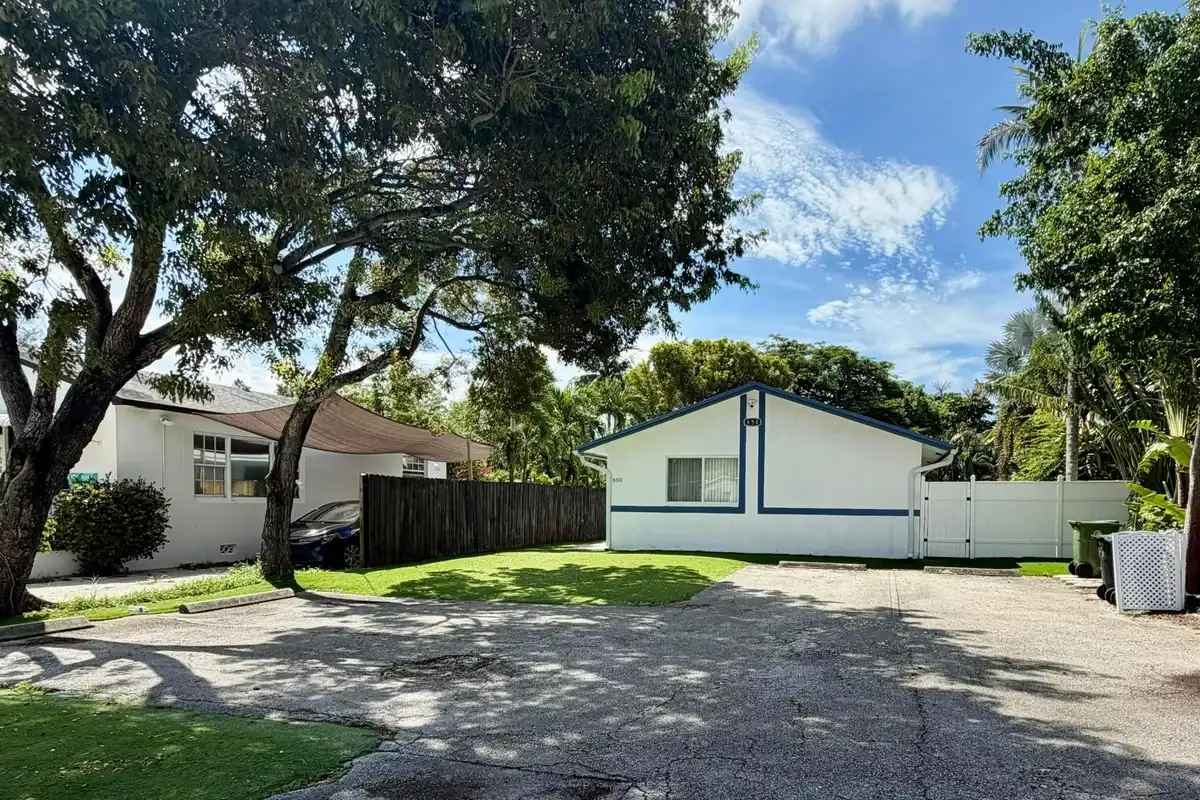 650 NE 15th St #A - B, Fort Lauderdale: photo 1 of 33