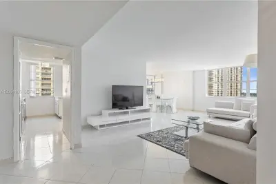 250 174th St #605, Sunny Isles Beach: photo 1 of 11