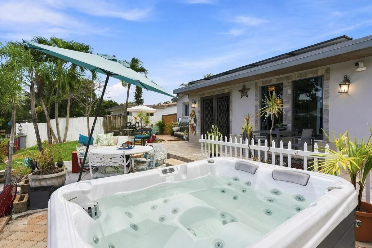 707 SW 3rd Ave, Hallandale Beach: photo 1 of 30