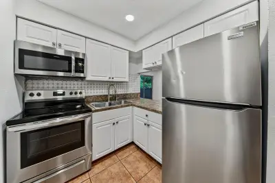 825 SW 10th St #D, Hallandale Beach: photo 1 of 32