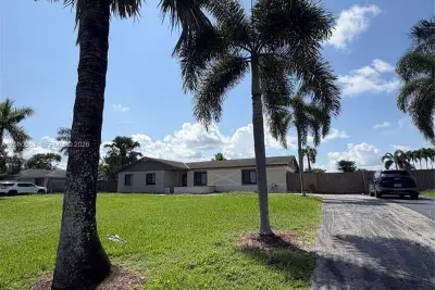 1422 NW 20th St, Homestead: photo 1 of 15