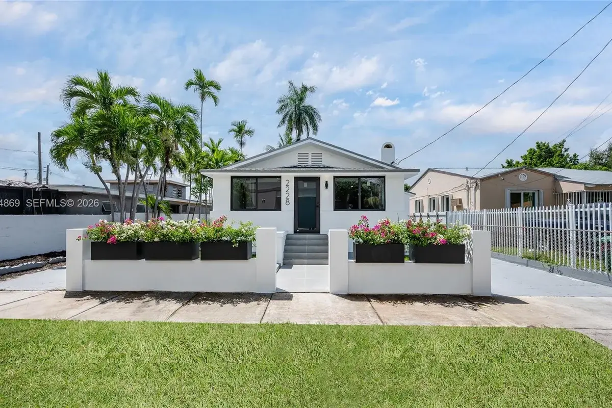 2228 SW 2nd St, Miami: photo 1 of 44