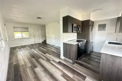913 NE 17th St #9, Fort Lauderdale: photo 1 of 32