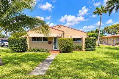 2347 Harding St, Hollywood: photo 1 of 12