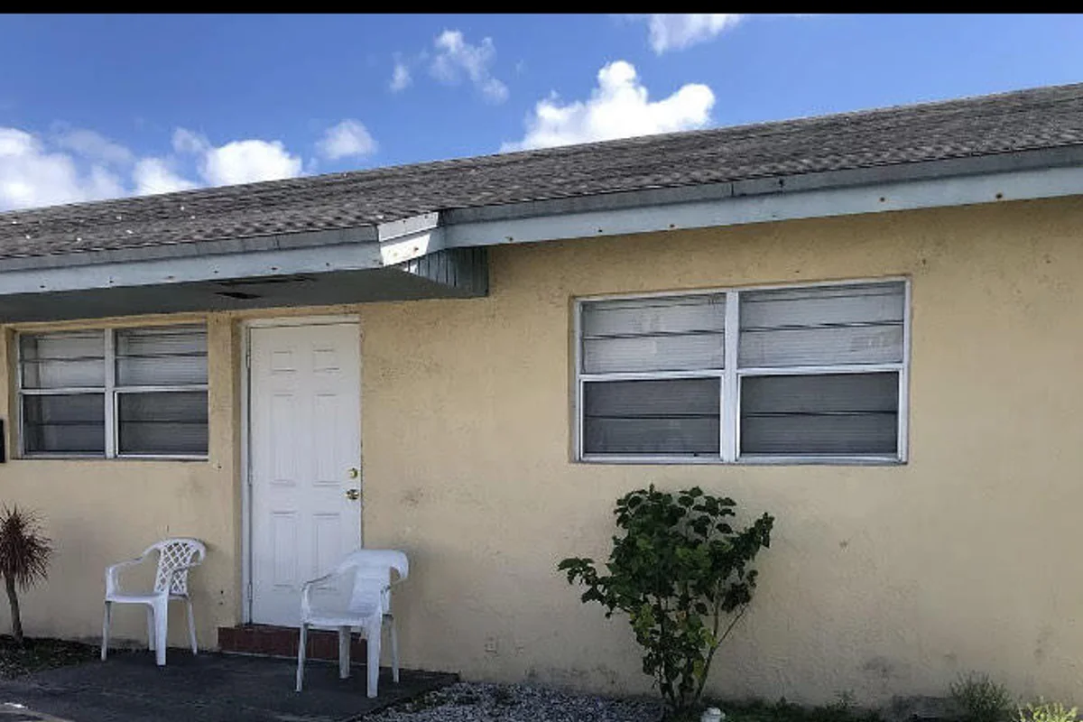 403 NW 2nd St, Hallandale Beach: photo 1 of 10