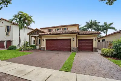 633 SE 35th Ter, Homestead: photo 1 of 45