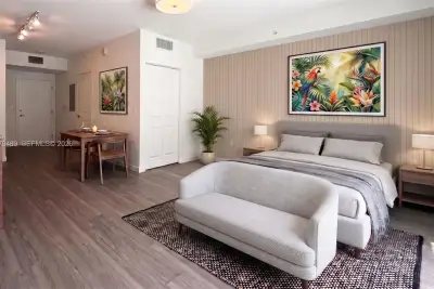315 NW 27th Ave #424, Miami: photo 1 of 11