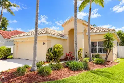 908 Tanglewood Cir, Weston: photo 1 of 34