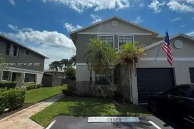 10726 NW 11th St, Pembroke Pines: photo 1 of 10