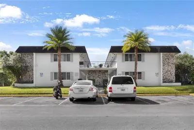 2040 NE 170th St #10, North Miami Beach: photo 1 of 23