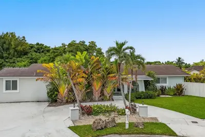 10711 SW 70th St, Miami: photo 1 of 39