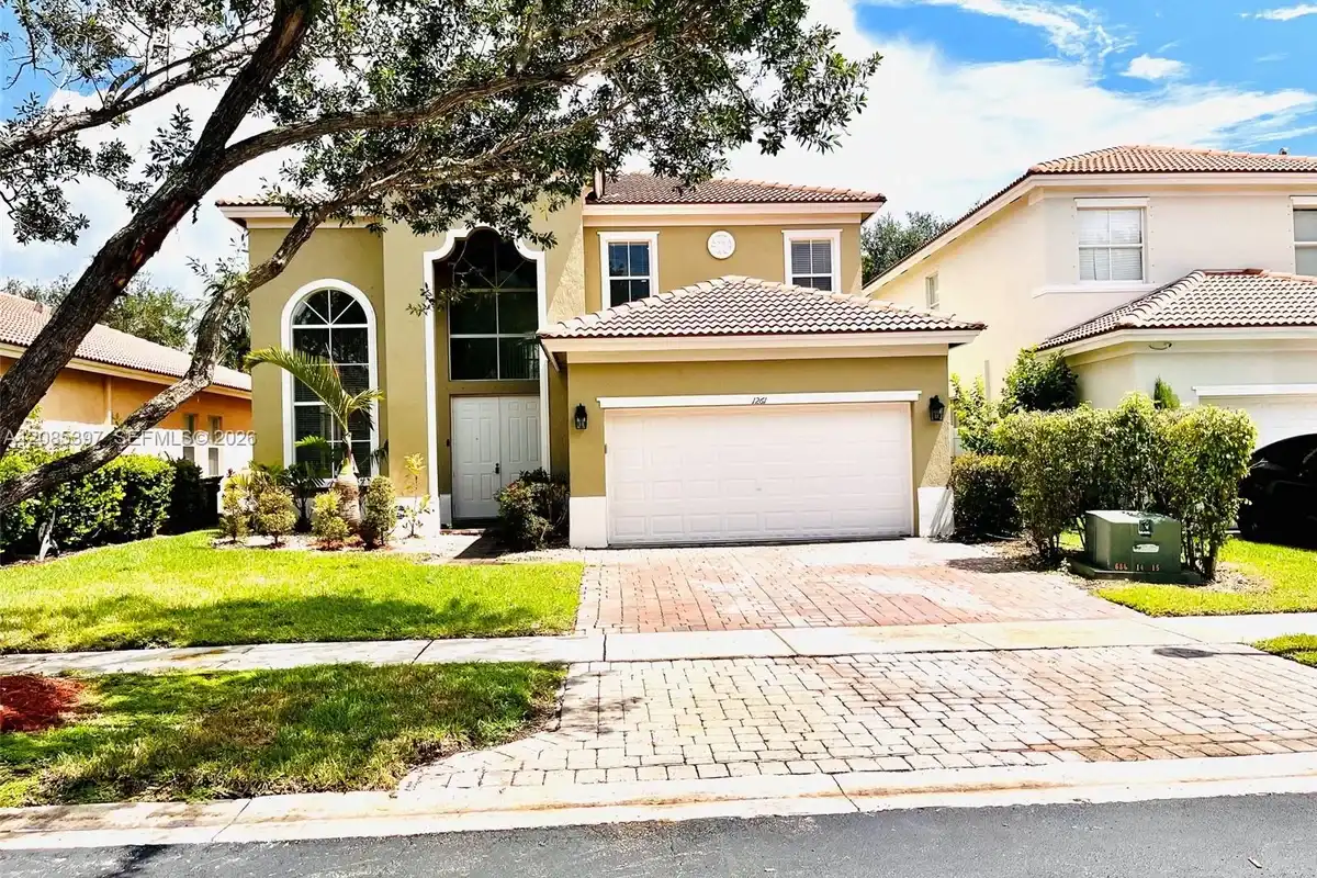 1261 NE 37th Pl, Homestead: photo 1 of 37