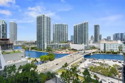 68 SE 6th St #910, Miami: photo 1 of 28